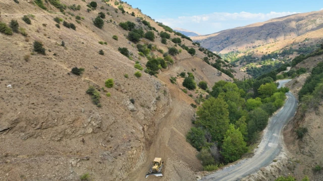 Malatya Büyükşehir Belediyesi Doğanyol'da Yol Sorunu Bırakmıyor!